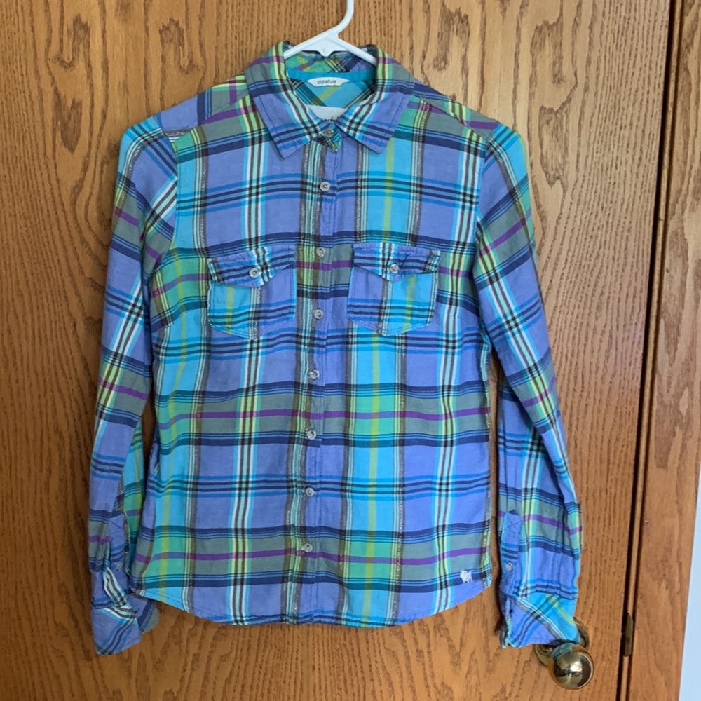 Young Lady’s Shirt Gently worn. Perfect for Christmas gifting. Long Sleeves.